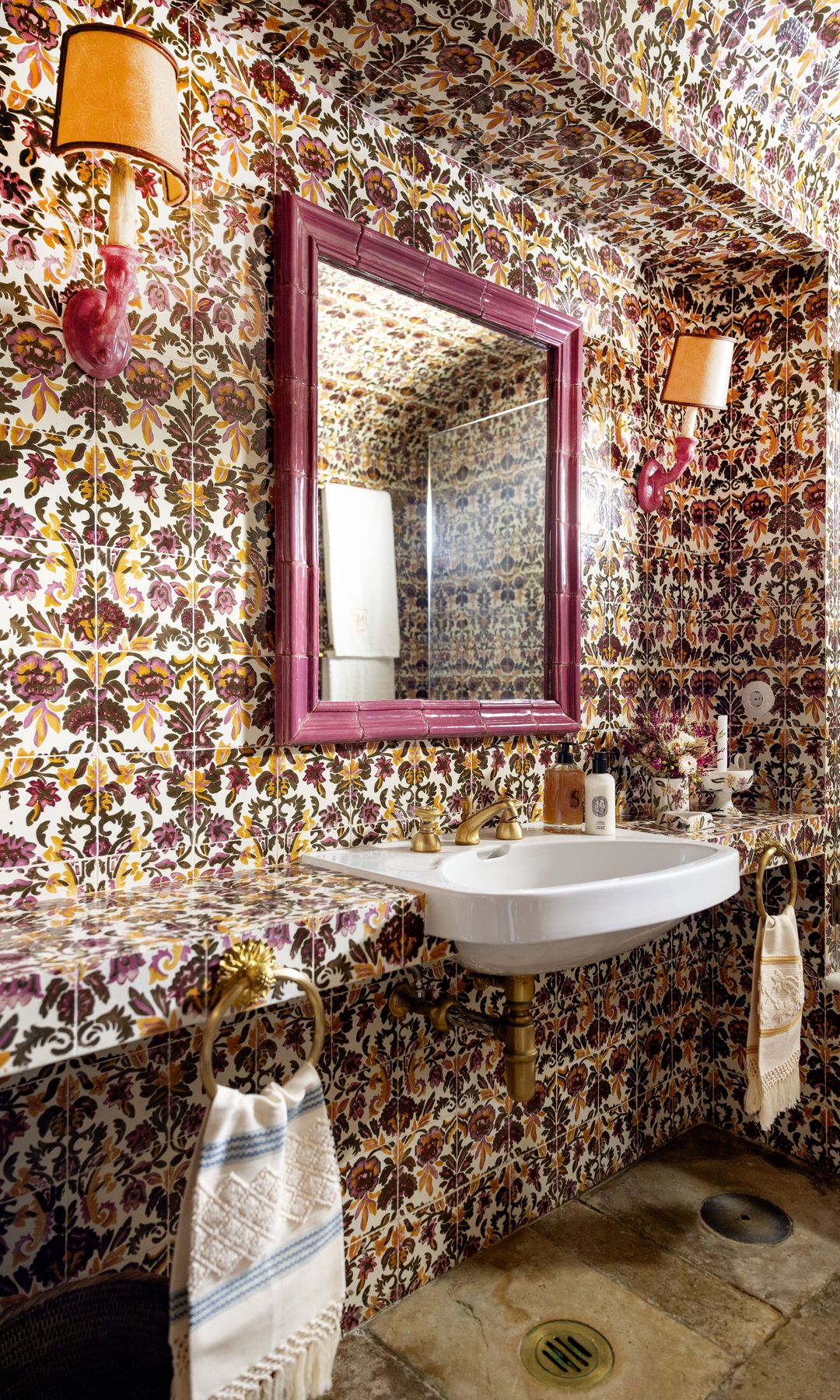 El baño, con las paredes revestidas de bonitos azulejos, parte de la identidad visual del país vecino