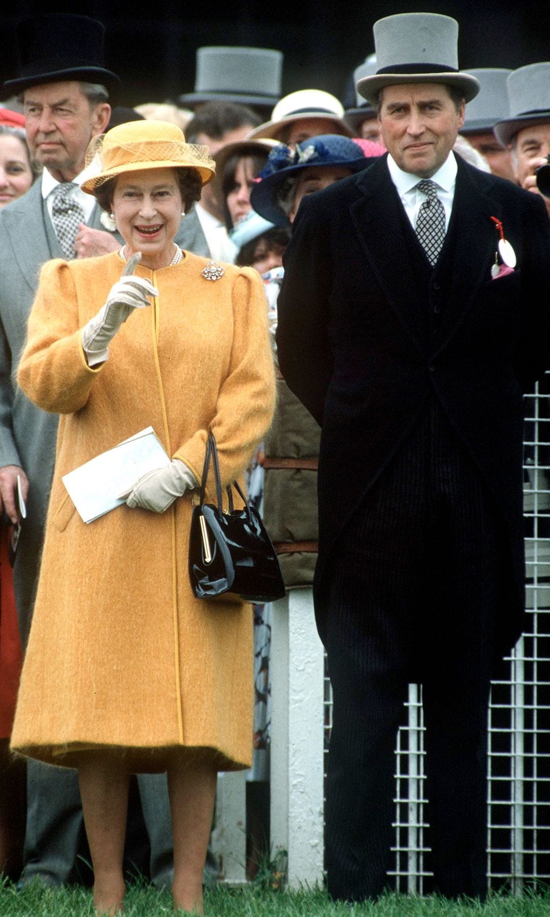 Isabel II en el circuito británico de carreras de Epson con su amigo y gerente Lord Porchester en 1985