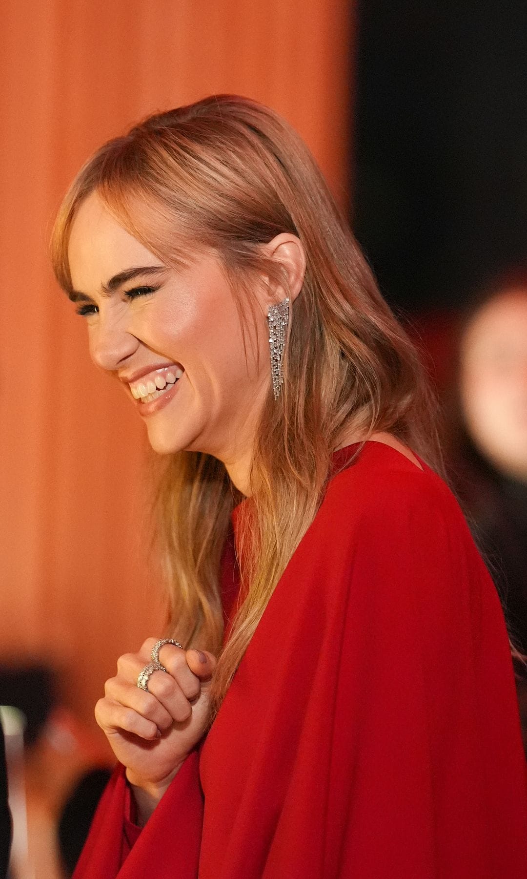 Suki Waterhouse con look rojo en Nueva York