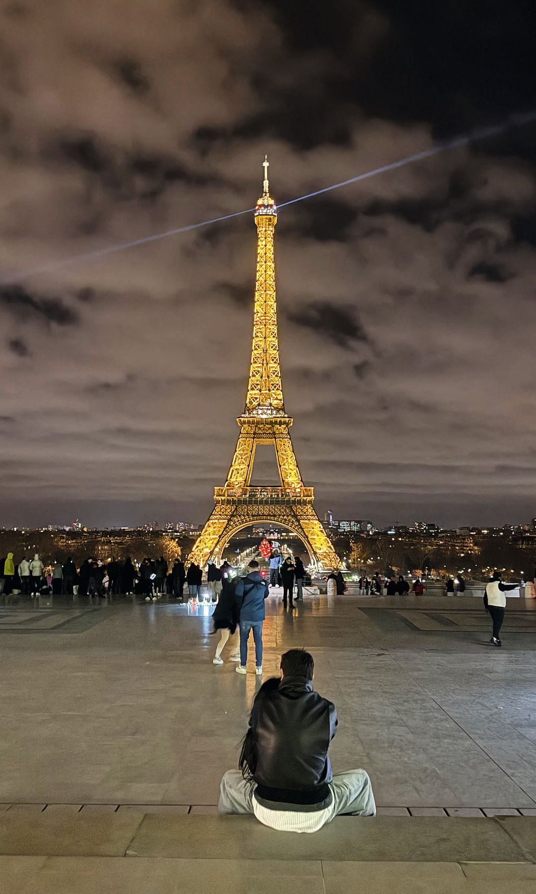 La pareja, contemplando la Torre Eiffel