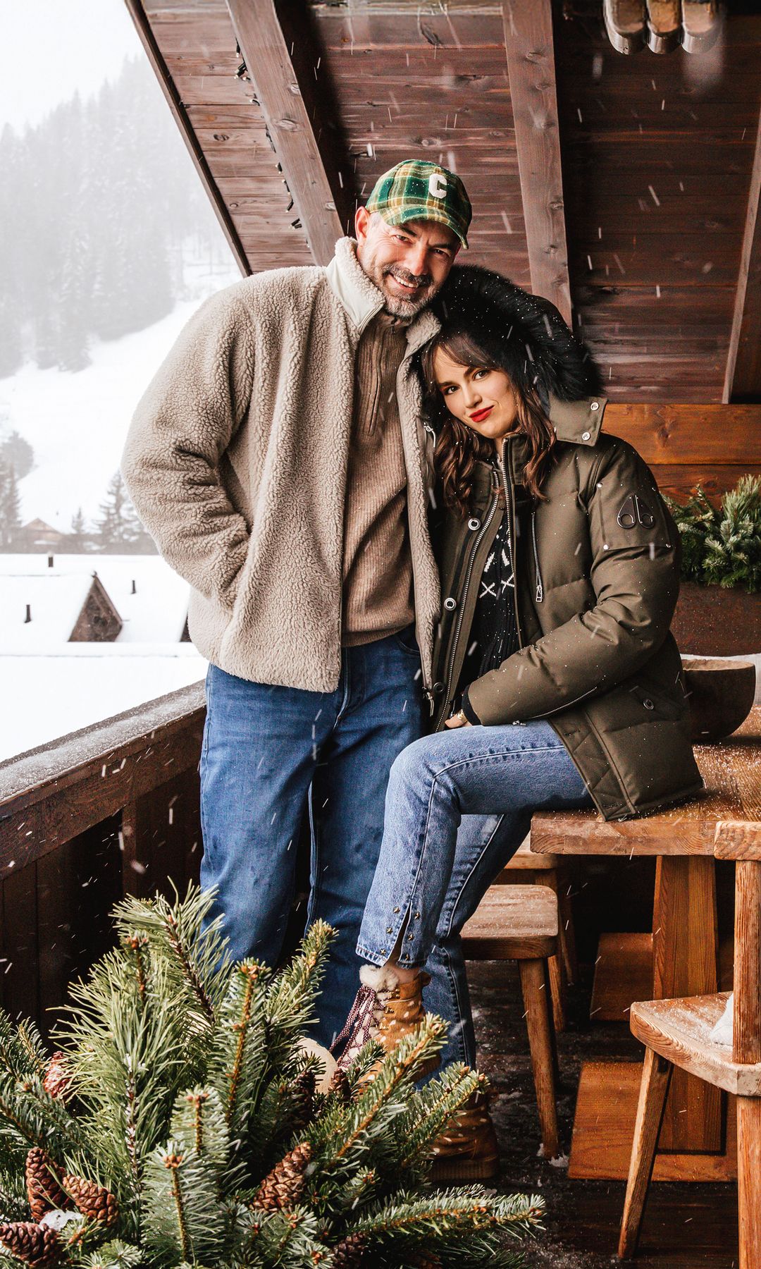  Emmanuel y Tara en el balcón del chalet. "La sala de estar se encuentra al mismo nivel, lo que abre toda la habitación a la vista de los valles de Gstaad, que es increíble", cuenta el interiorista.