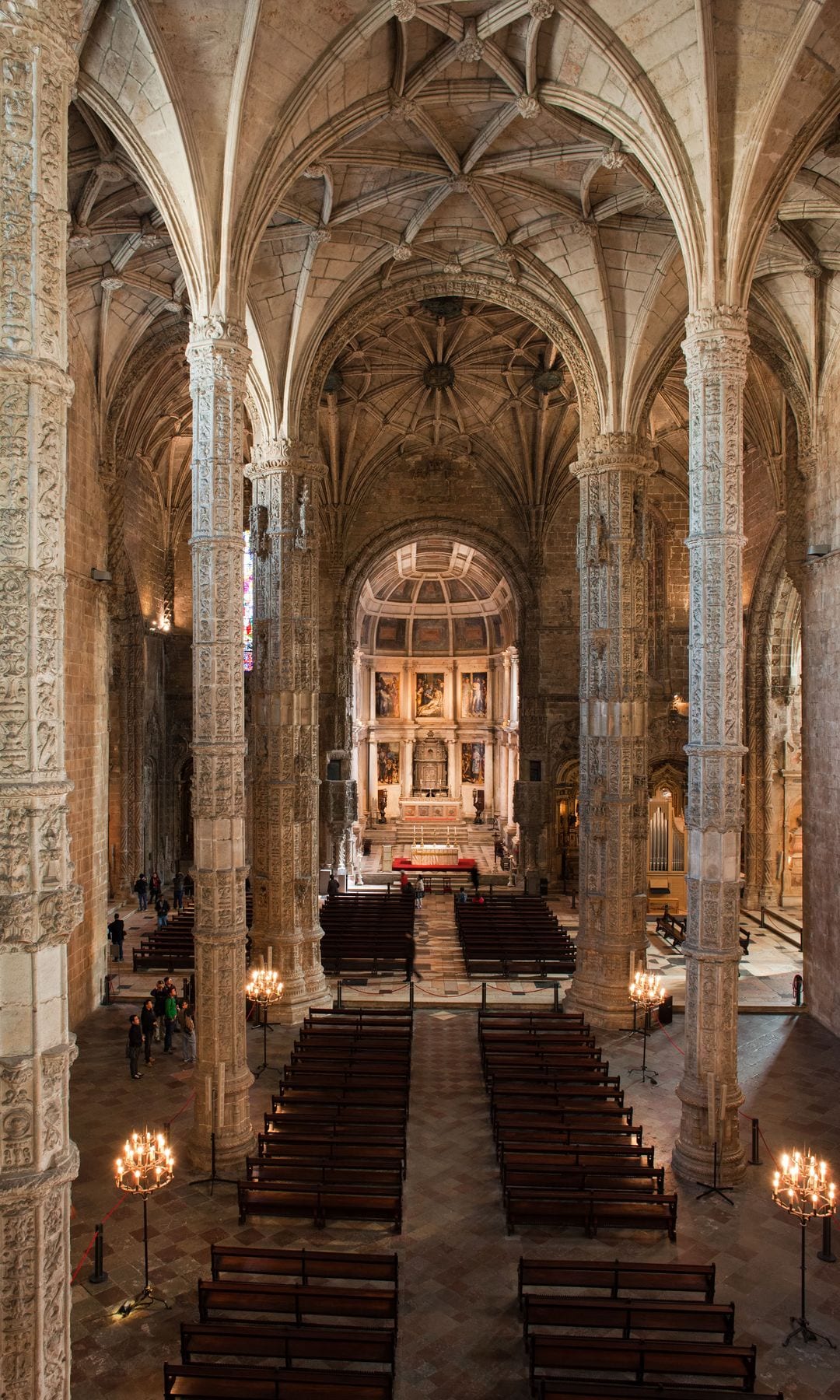 Iglesia en el interior del Monasterio de los Jerónimos en Lisboa