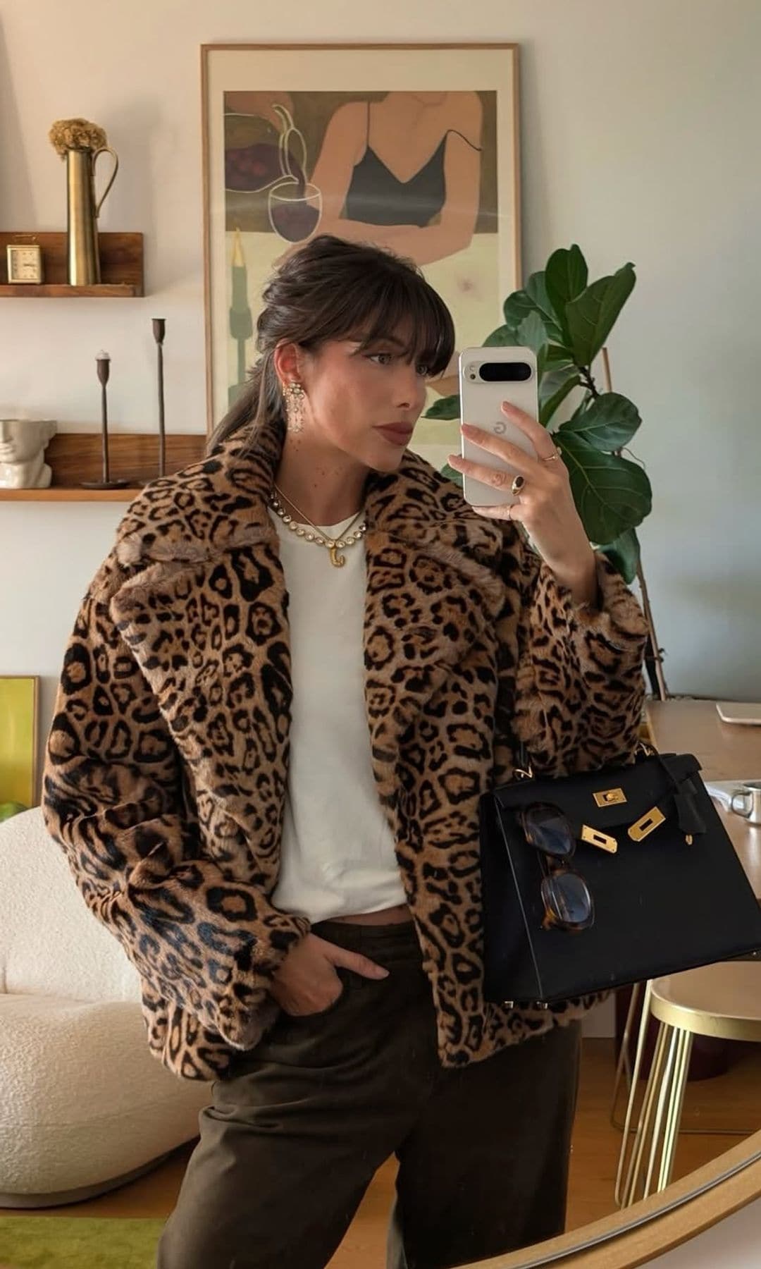 Look con abrigo corto de pelo de leopardo