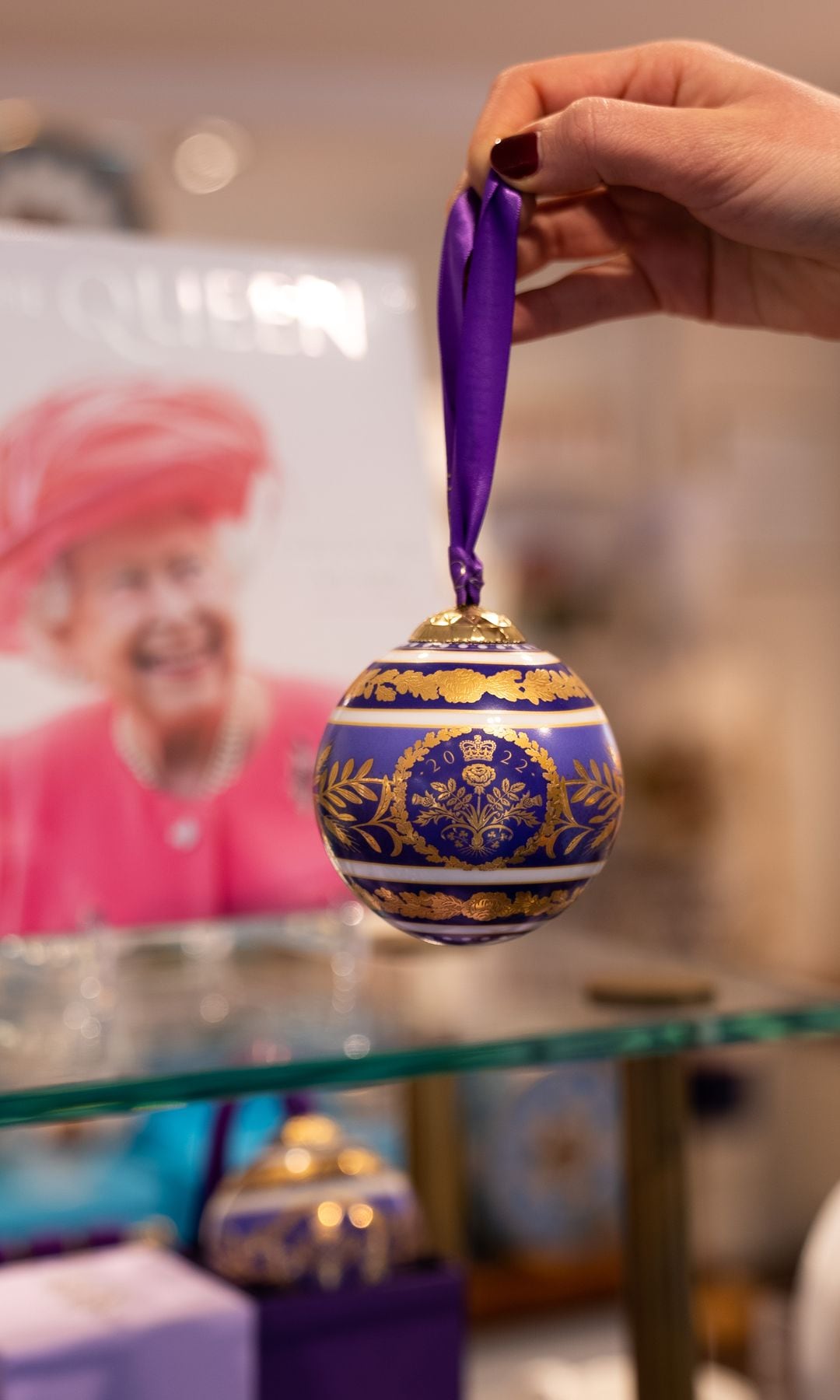 Esta fue una de las bolas de Navidad que se crearon en el año 2022 con motivo del Jubileo de Platino de Isabel II como parte del merchandising que se puso en marcha para una celebración que sería la última antes del fallecimiento de Isabel II ese mismo año