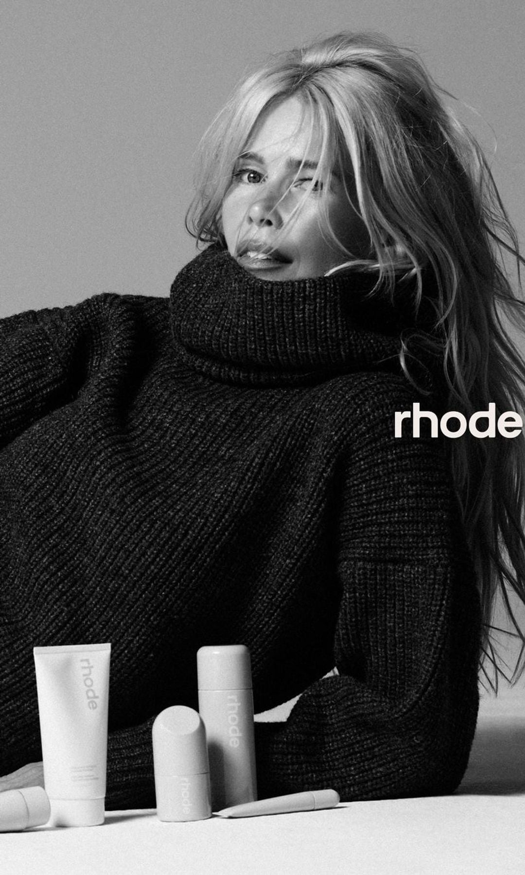 Claudia Schiffer posando para la marca Rhode de Hailey Bieber