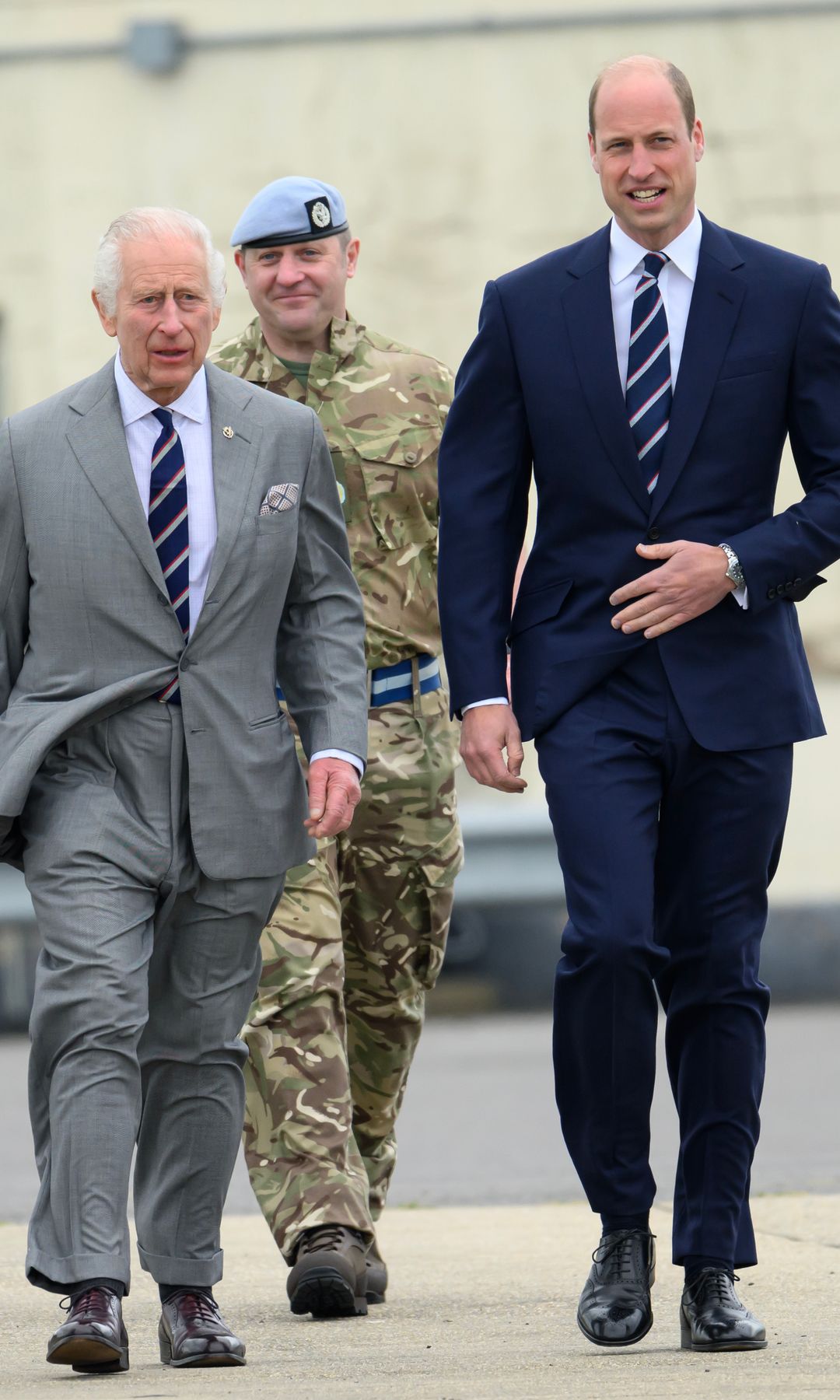 Carlos III y el príncipe Guillermo en Centro de Aviación del Ejército en Hampshire el 13 de mayo de 2024