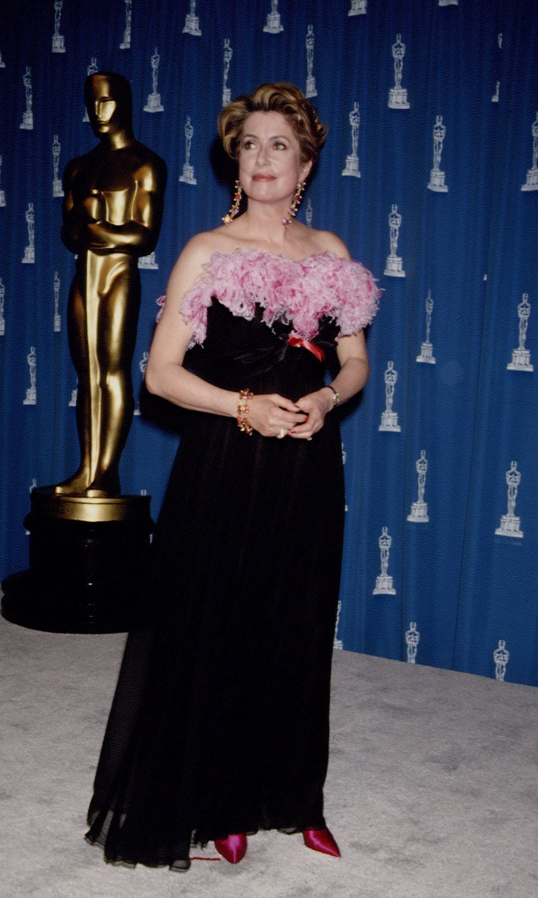  Catherine Deneuve portó este mismo vestido al ser host de los premios Oscar en 1993