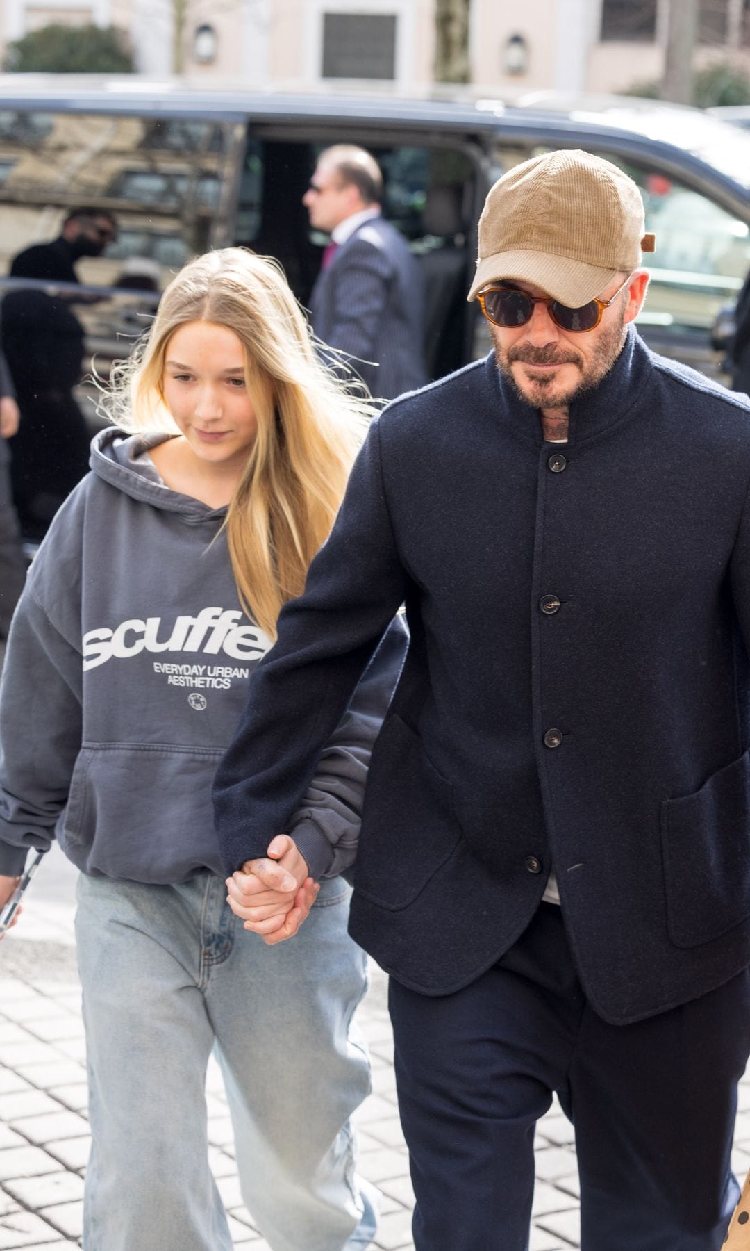 Harper Beckham estrena en París la sudadera española que adora la 'Gen Z'