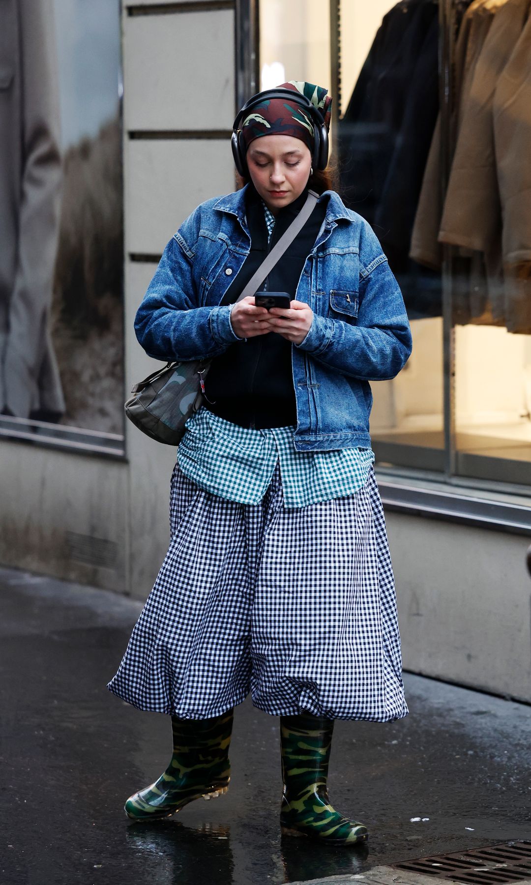 Bermudas, chaqueta denim y botas de agua