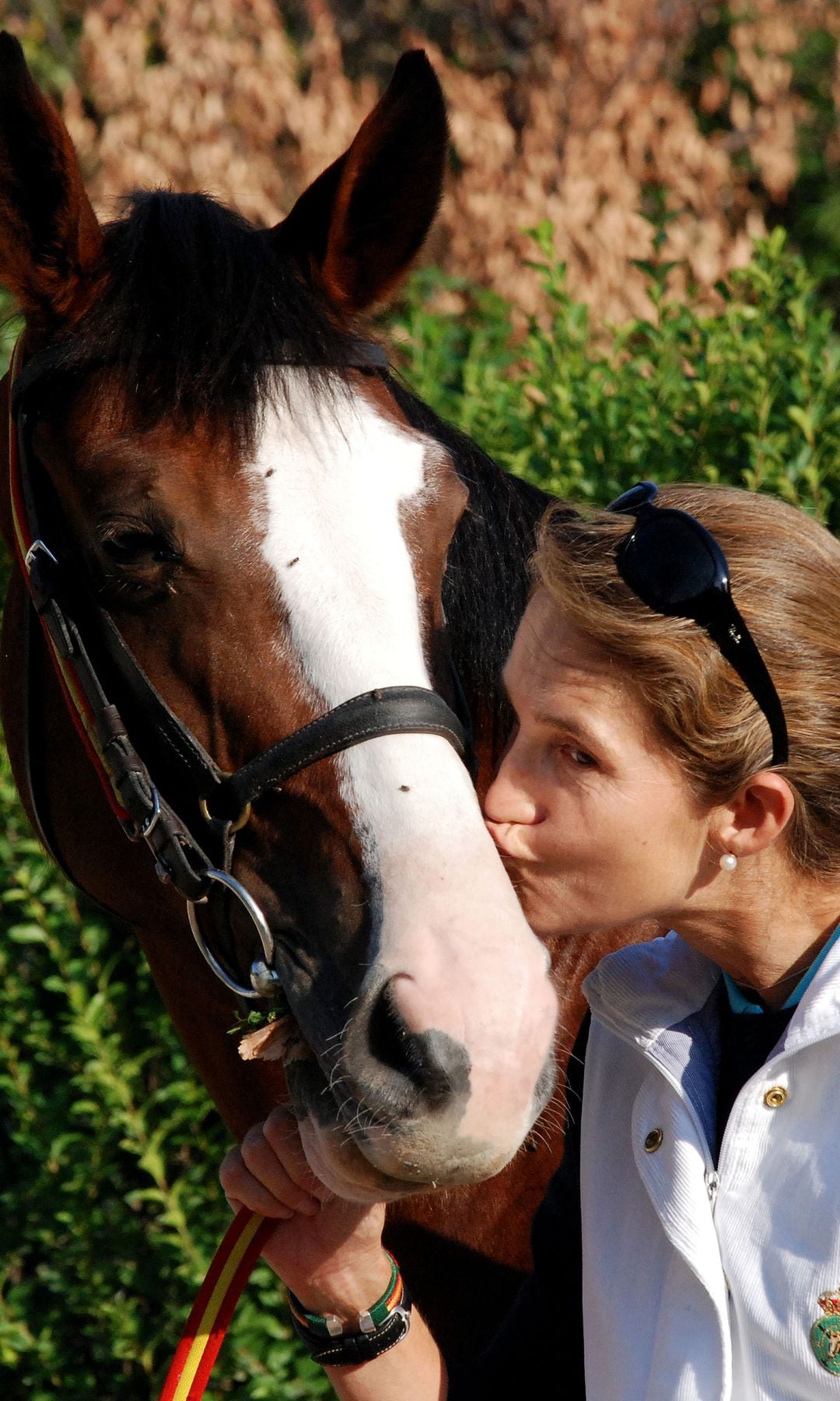 La infanta Elena besando a un caballo