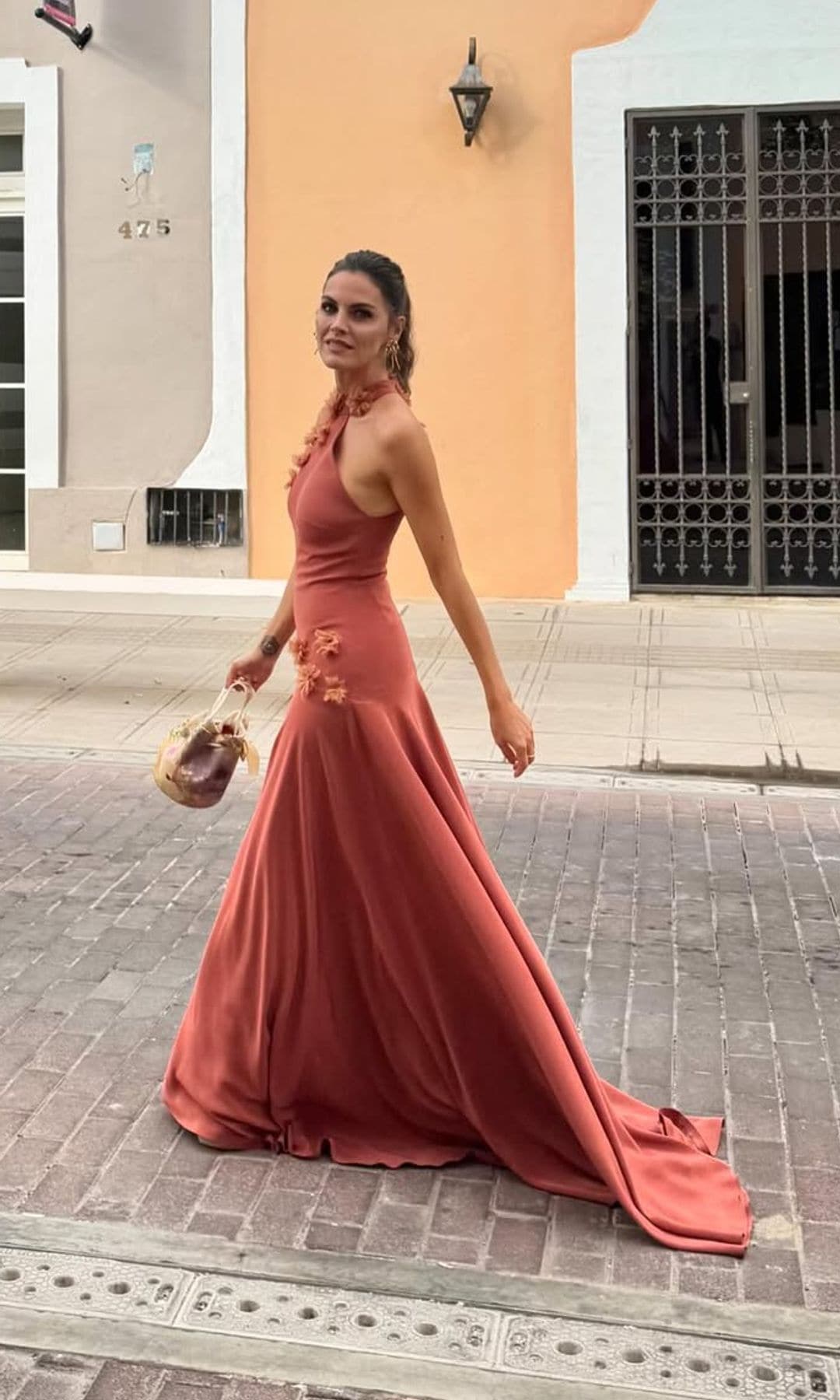 Amaia Salamanca en México con vestido de Zambonino