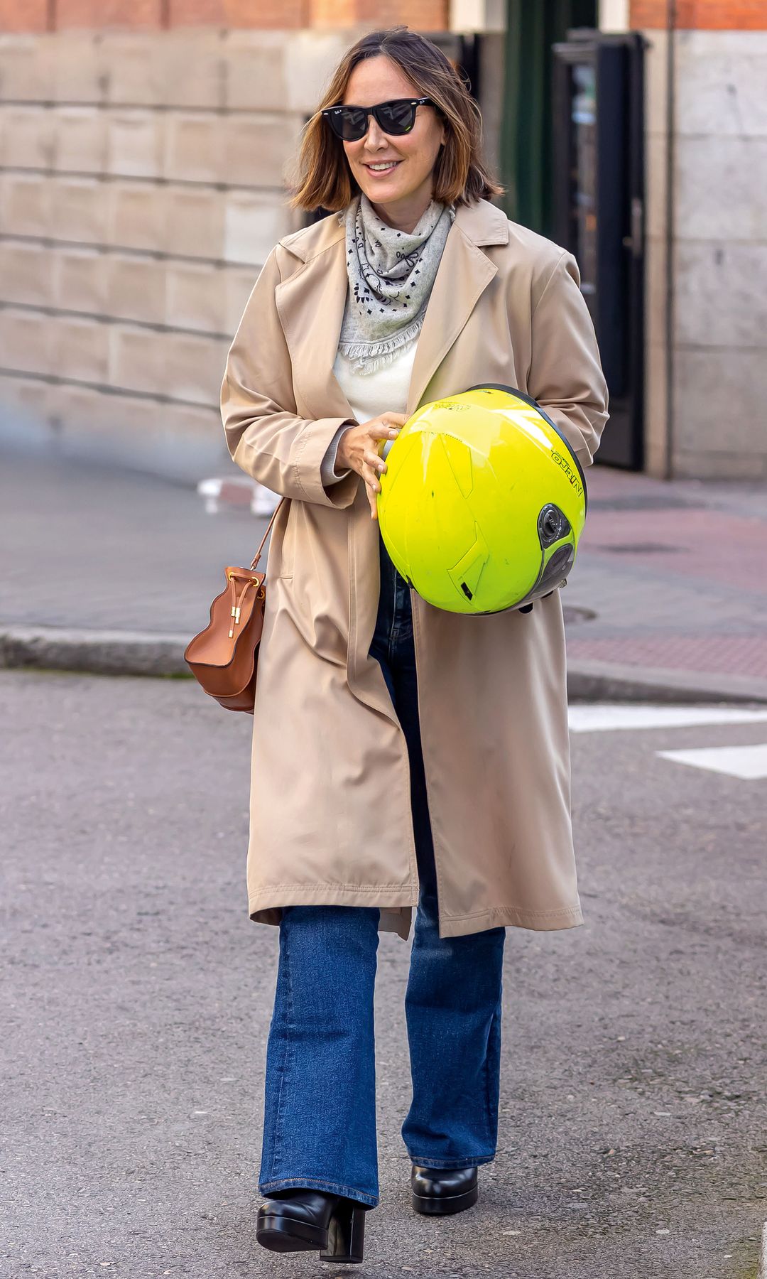 Tamara Falcó con el casco de la moto