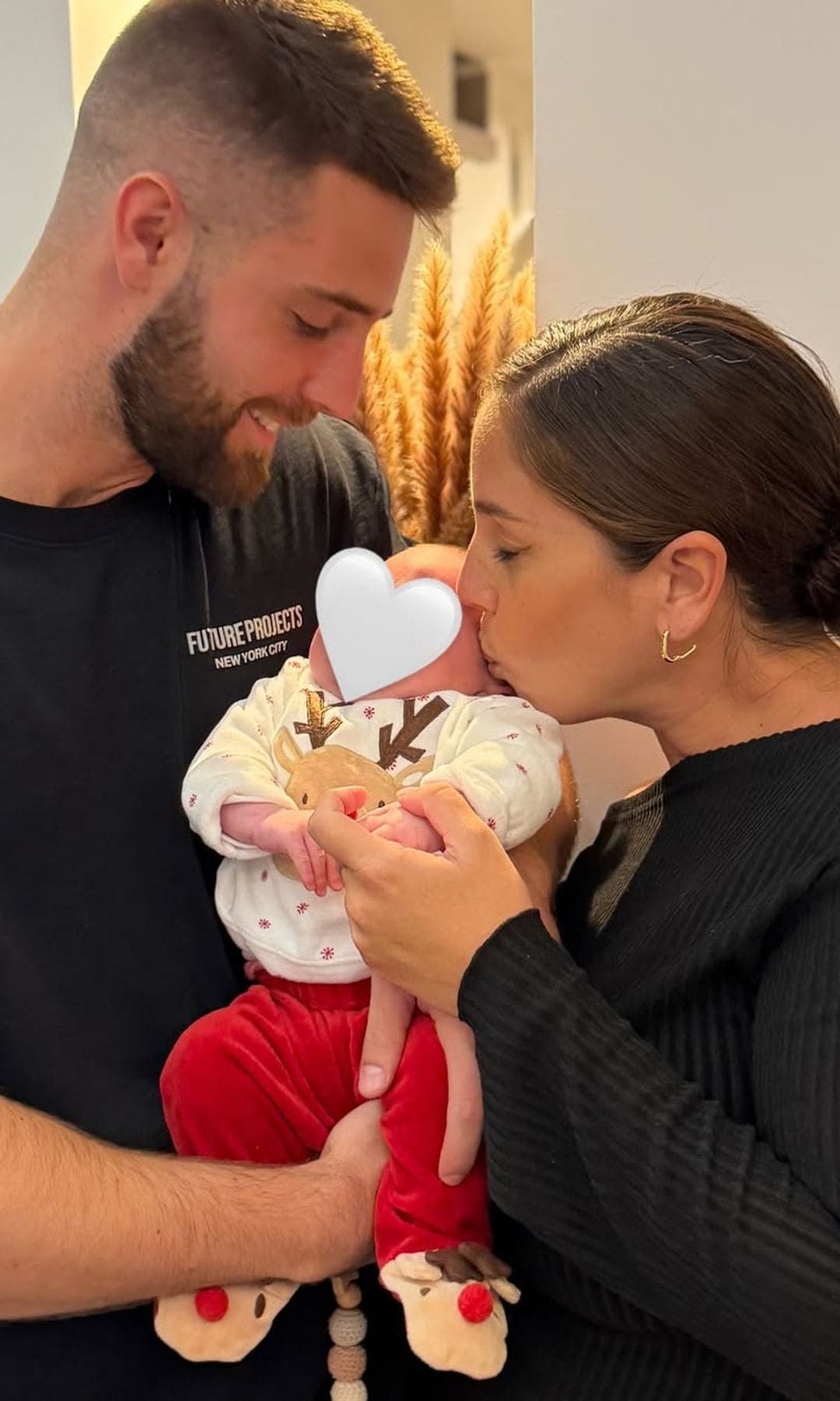 Anabel Pantoja junto a  David Rodríguez y la pequeña Alma