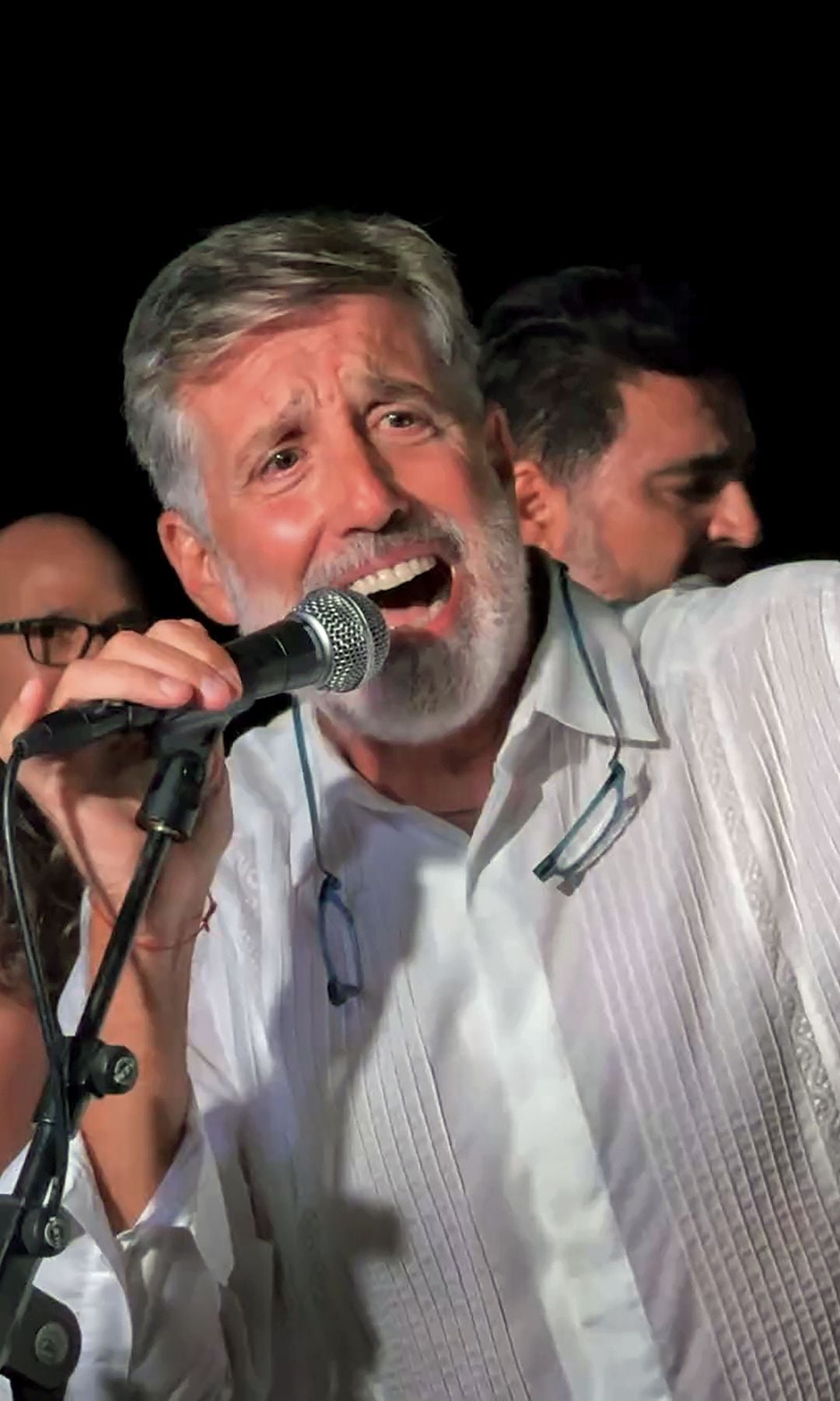 Emilio Aragón cantando en la boda de su hijo Nacho