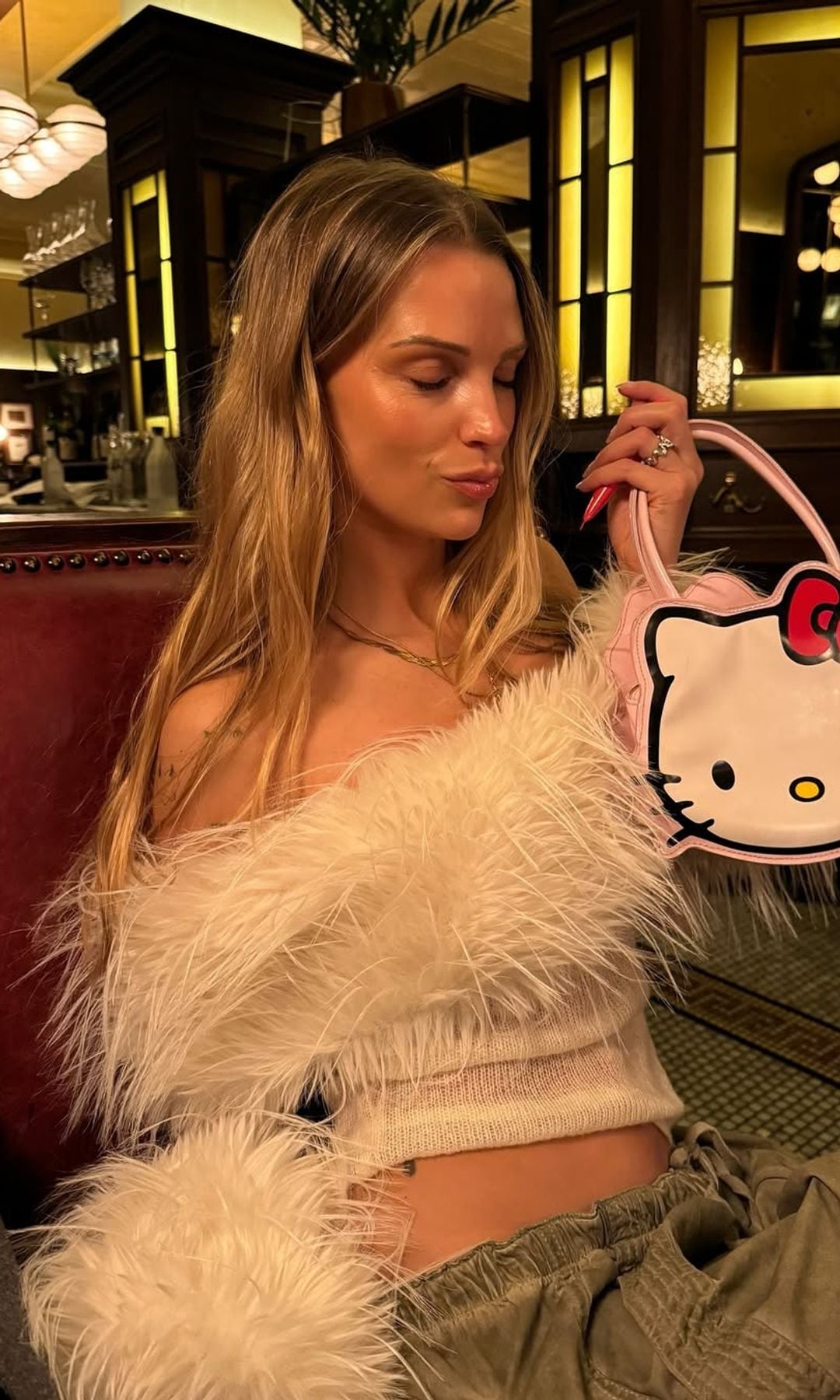 top de plumas y bolso de hello kitty