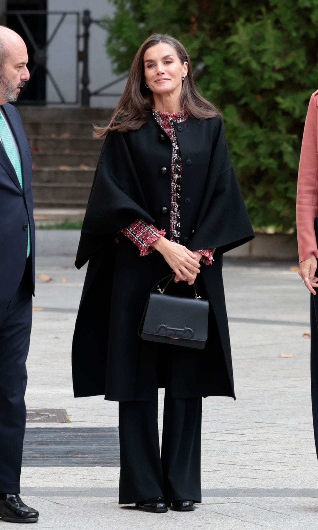   Reina Letizia look Madrid abrigo negro chaqueta tweed