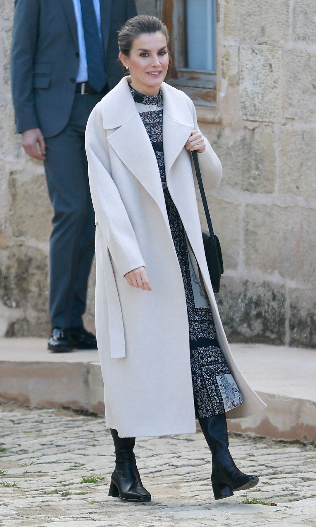 Reina Letizia con abrigo blanco y vestido bohemio