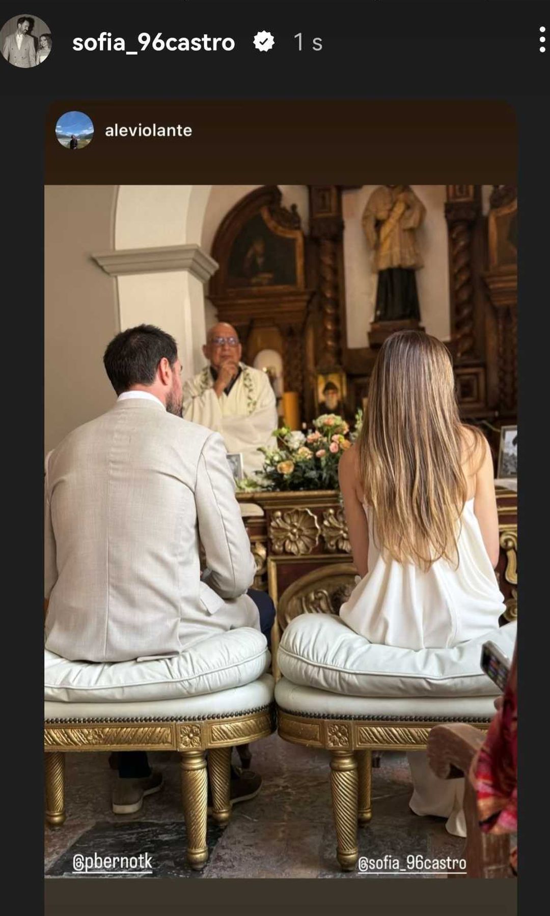 Sofía Castro y su futuro esposo en los ensayos de su boda ante un sacerdote