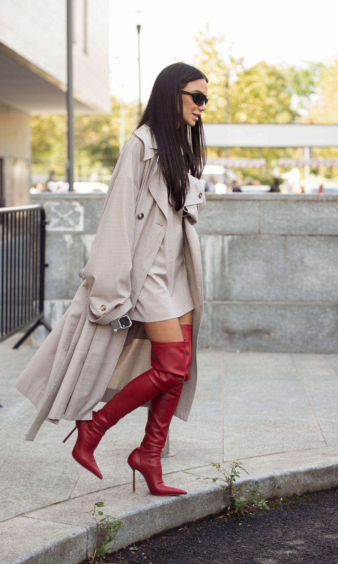 gabardina y botas altas rojas