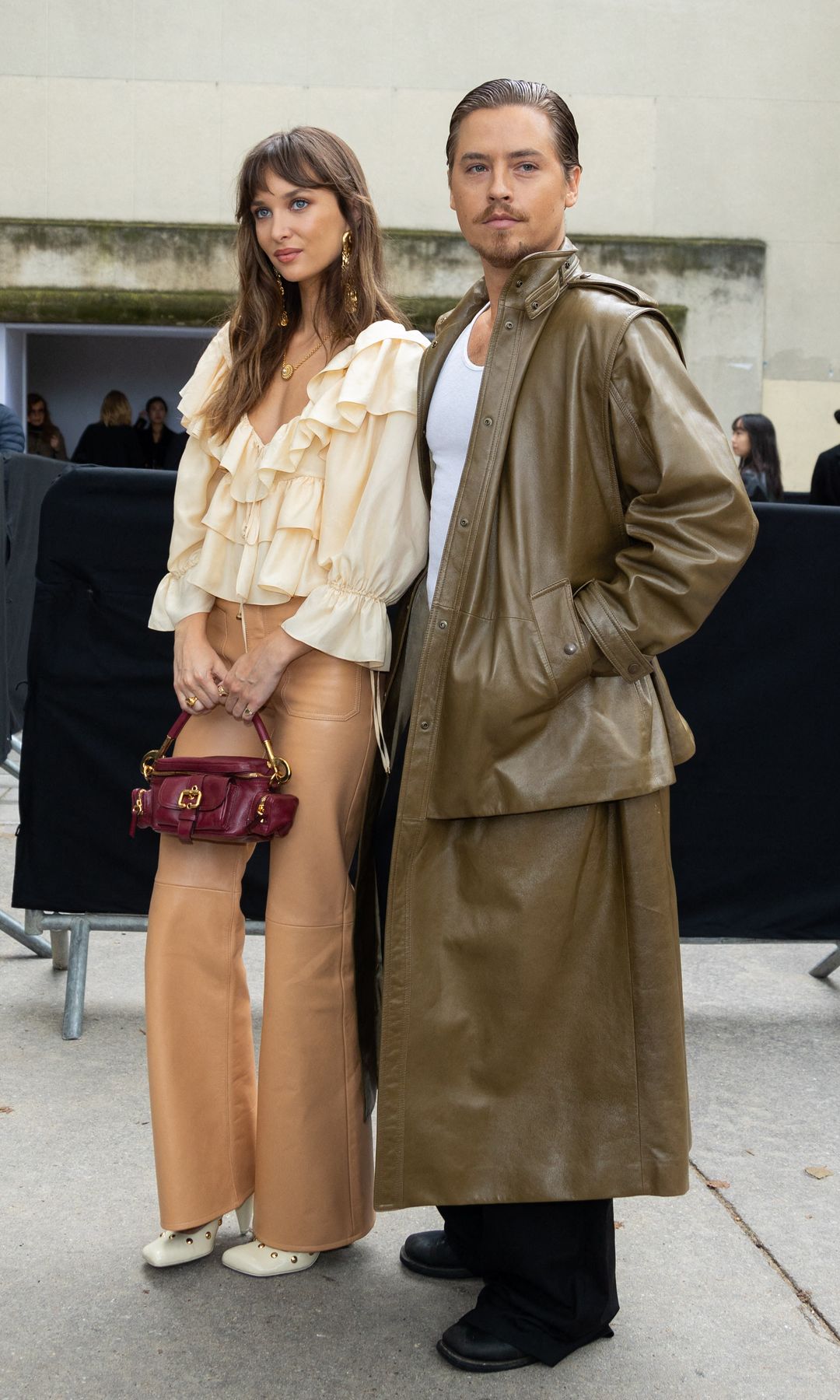 Ari Fournier y Cole Sprouse en el desfile de Chloé