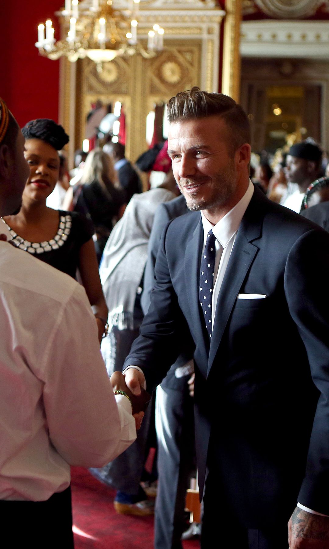 David Beckham ejerciendo de anfitrión en el Palacio de Buckingham durante una recepción del programa benéfico de la fundación de Isabel II para jóvenes de la Commonwealth, fue en junio del año 2015