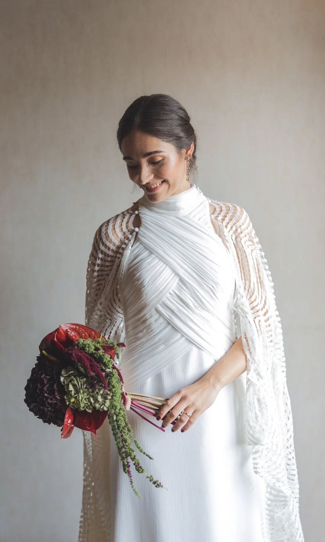 Vestidos de novia drapeados con capa