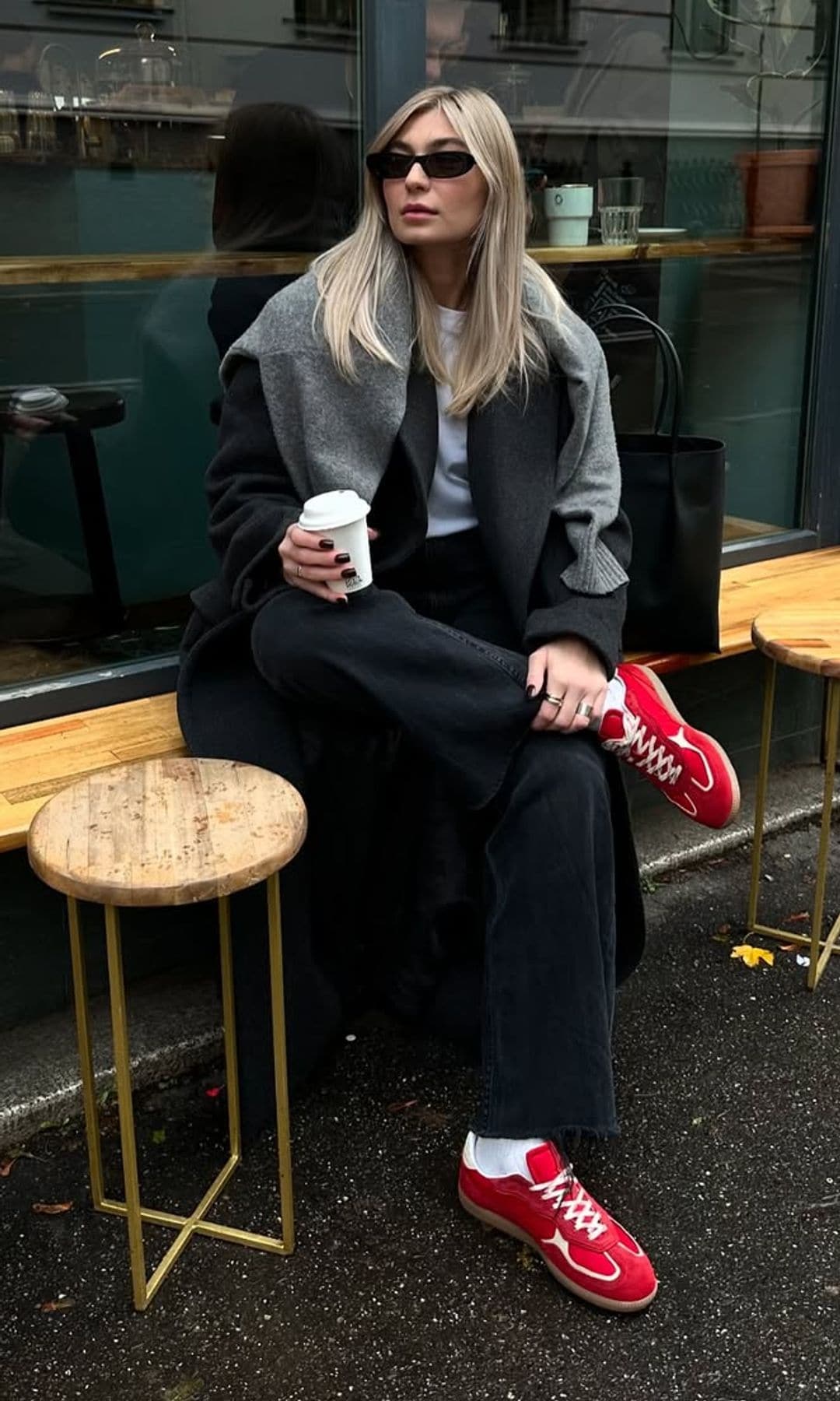 Look con zapatillas rojas