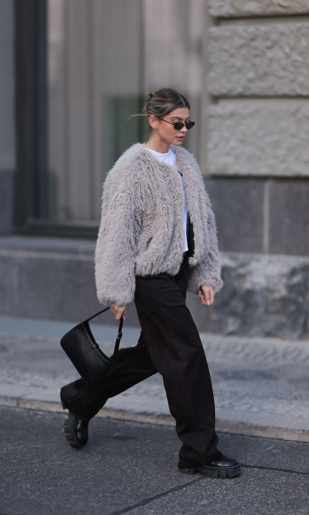 botas militares con pantalones negros y abrigo de pelo