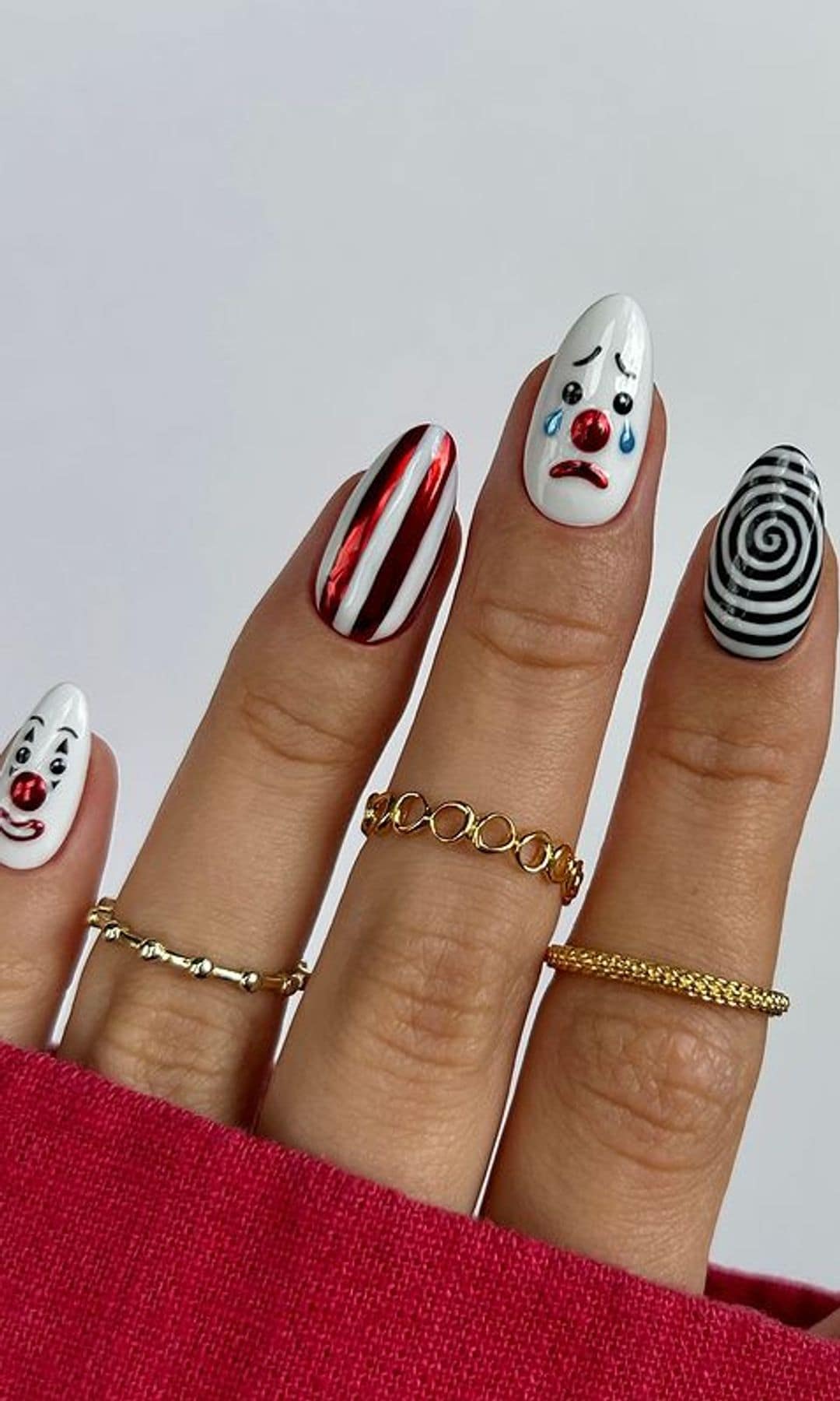 manicura con diseño de payasos, arlequines y circo