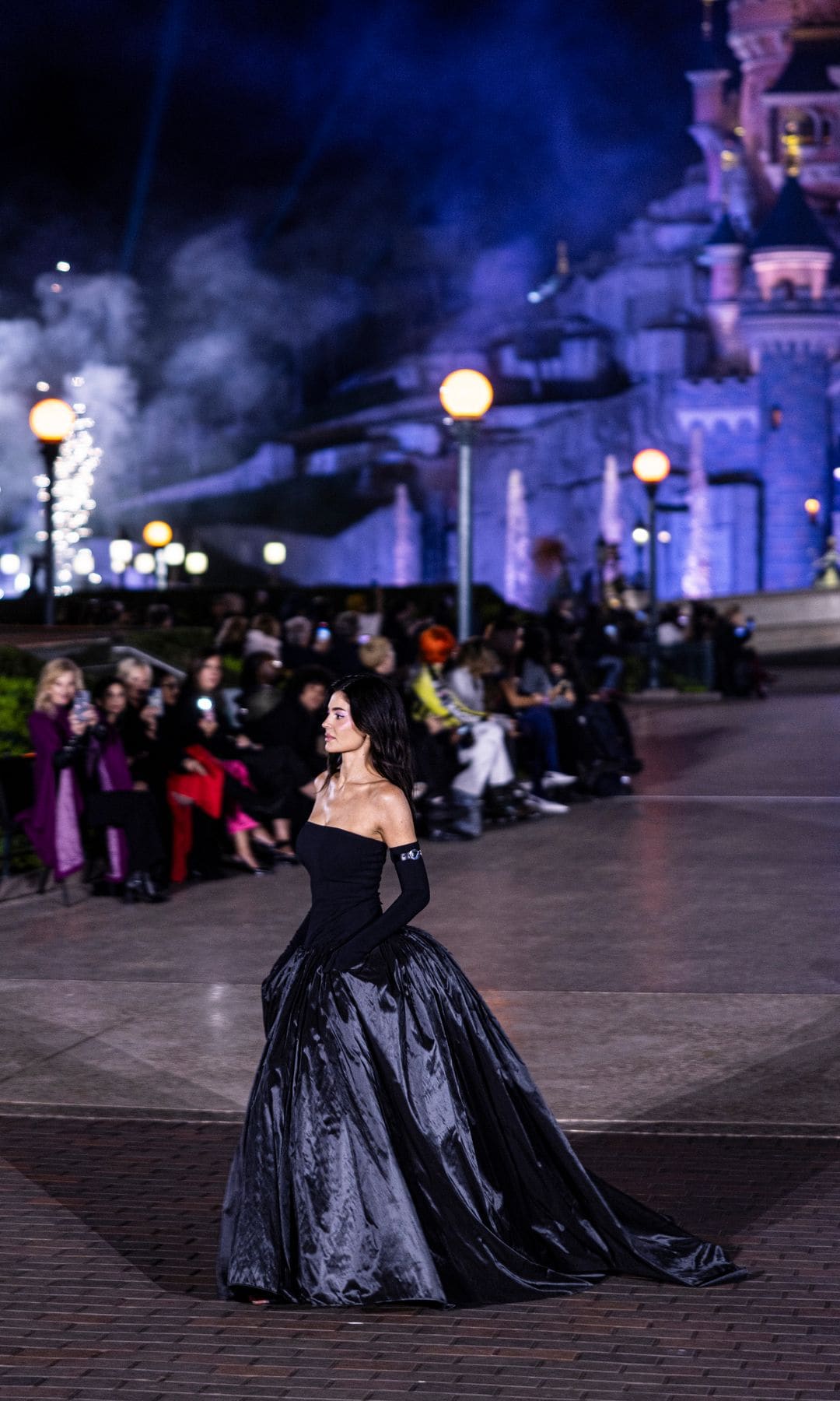 Kylie Jenner camina por la pasarela durante el desfile Coperni Paris Womenswear Primavera-Verano 2025 como parte de la Semana de la Moda de París en Disneyland París el 1 de octubre de 2024 en París, Francia. 