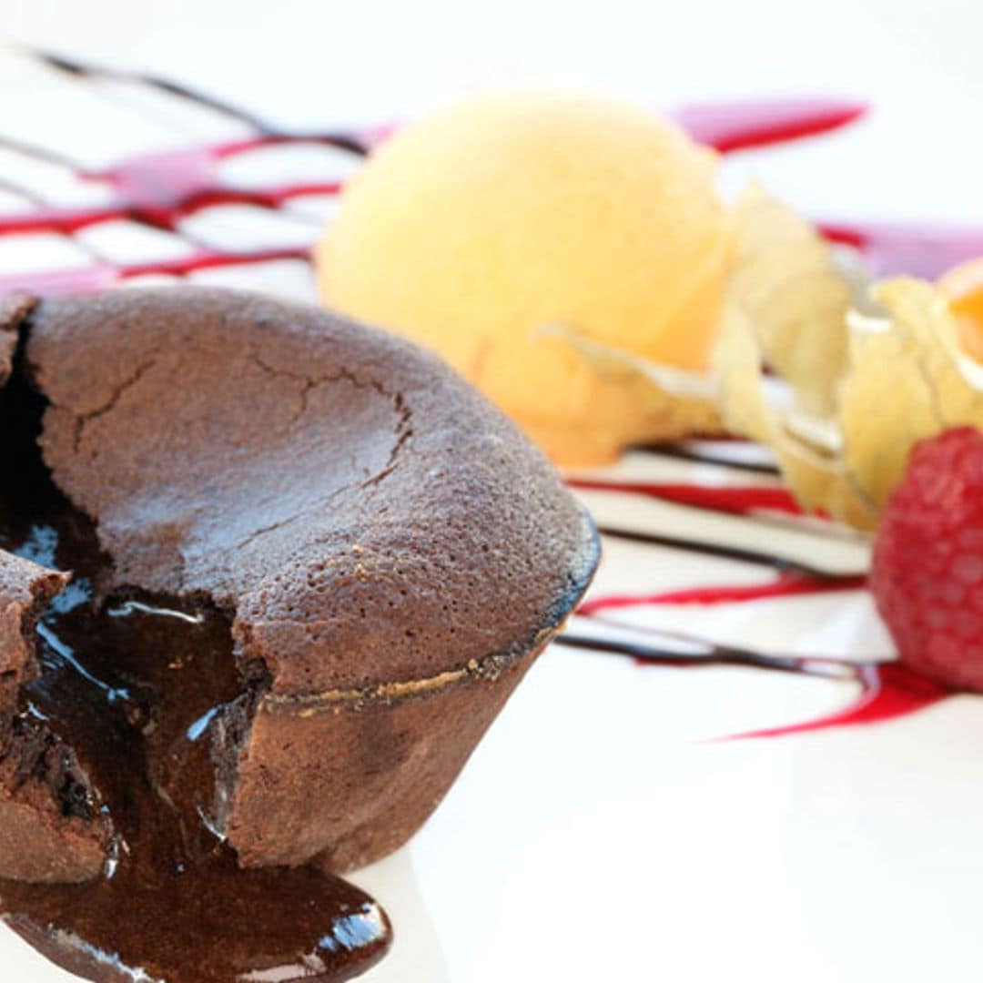 'Coulant' de chocolate con helado de mango