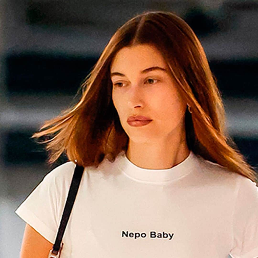 Te contamos el significado de la camiseta que ha hecho viral Hailey Bieber nada más comenzar 2023