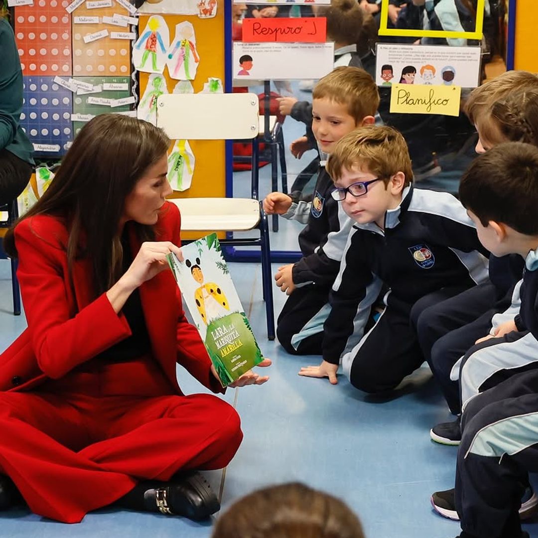 Los mejores momentos de la reina Letizia leyendo un cuento infantil y reencontrándose con Gomaespuma