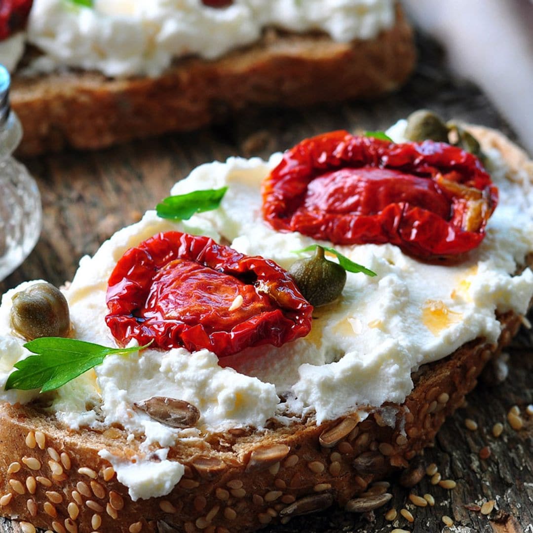 Tostadas de centeno con 'ricotta' y tomates secos