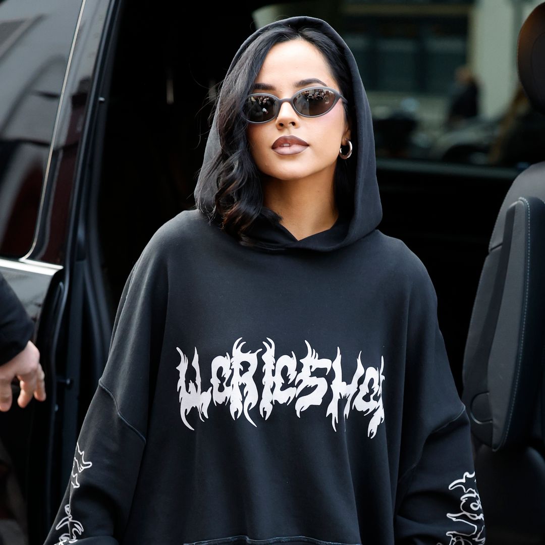 Becky G redefine el 'street style' parisino a su llegada a Paris Fashion Week