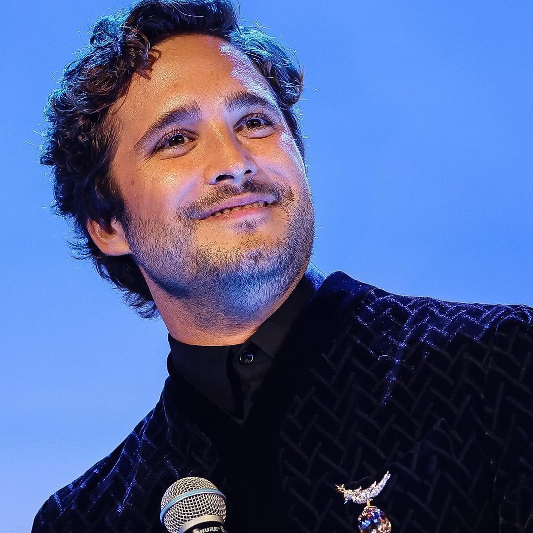 Diego Boneta se luce en el escenario junto a una estrella de Hollywood