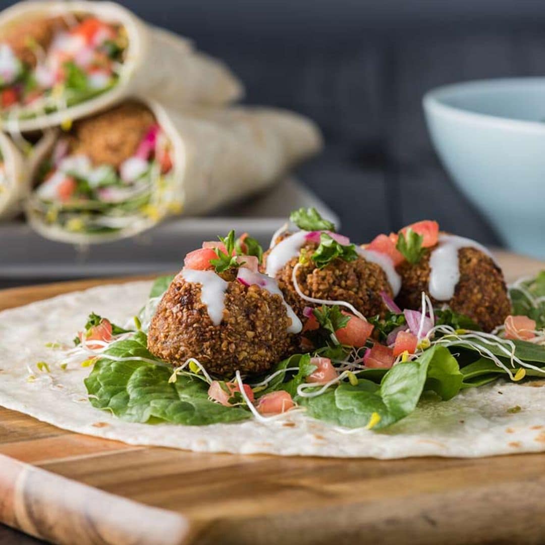 Falafel con lechuga, tomate y yogur