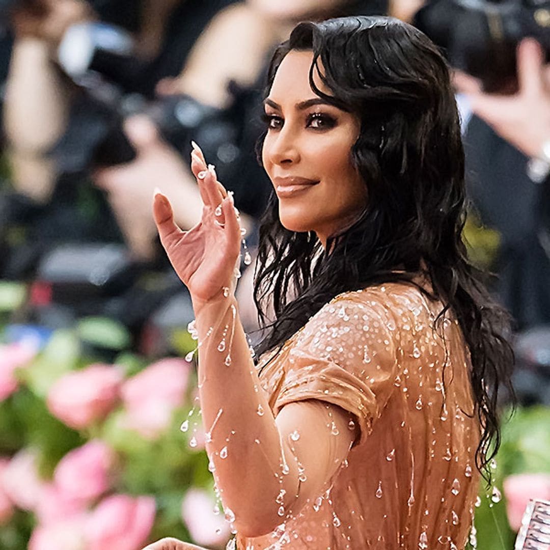 Kim Kardashian hizo historia con su 'total look' de efecto mojado