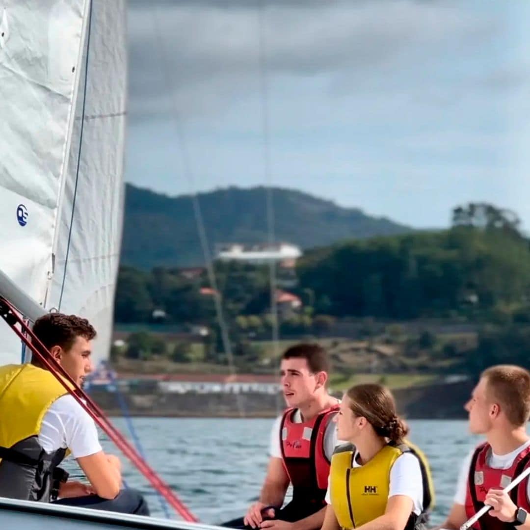 La princesa Leonor haciendo instrucción marinera con sus  compañeros de la Escuela Naval de Marín, septiembre de 2024