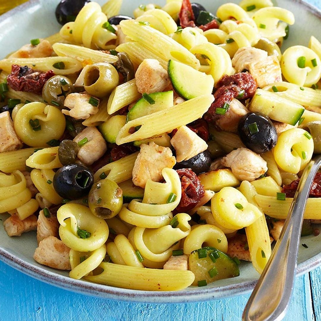 Ensalada de pasta con pollo y aceitunas