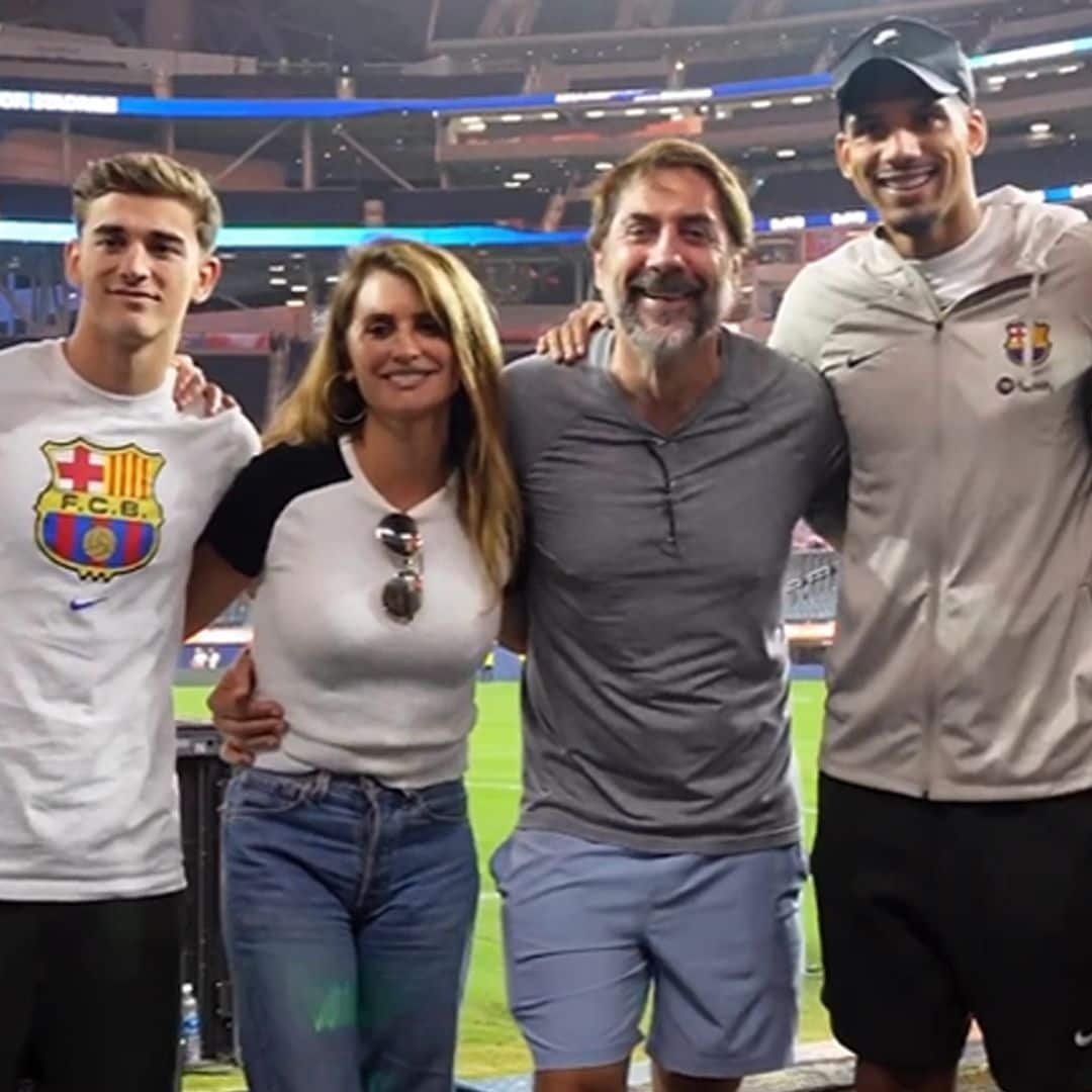 Las imágenes de unos estusiasmados Penélope Cruz y Javier Bardem apoyando a los jugadores del FC Barcelona