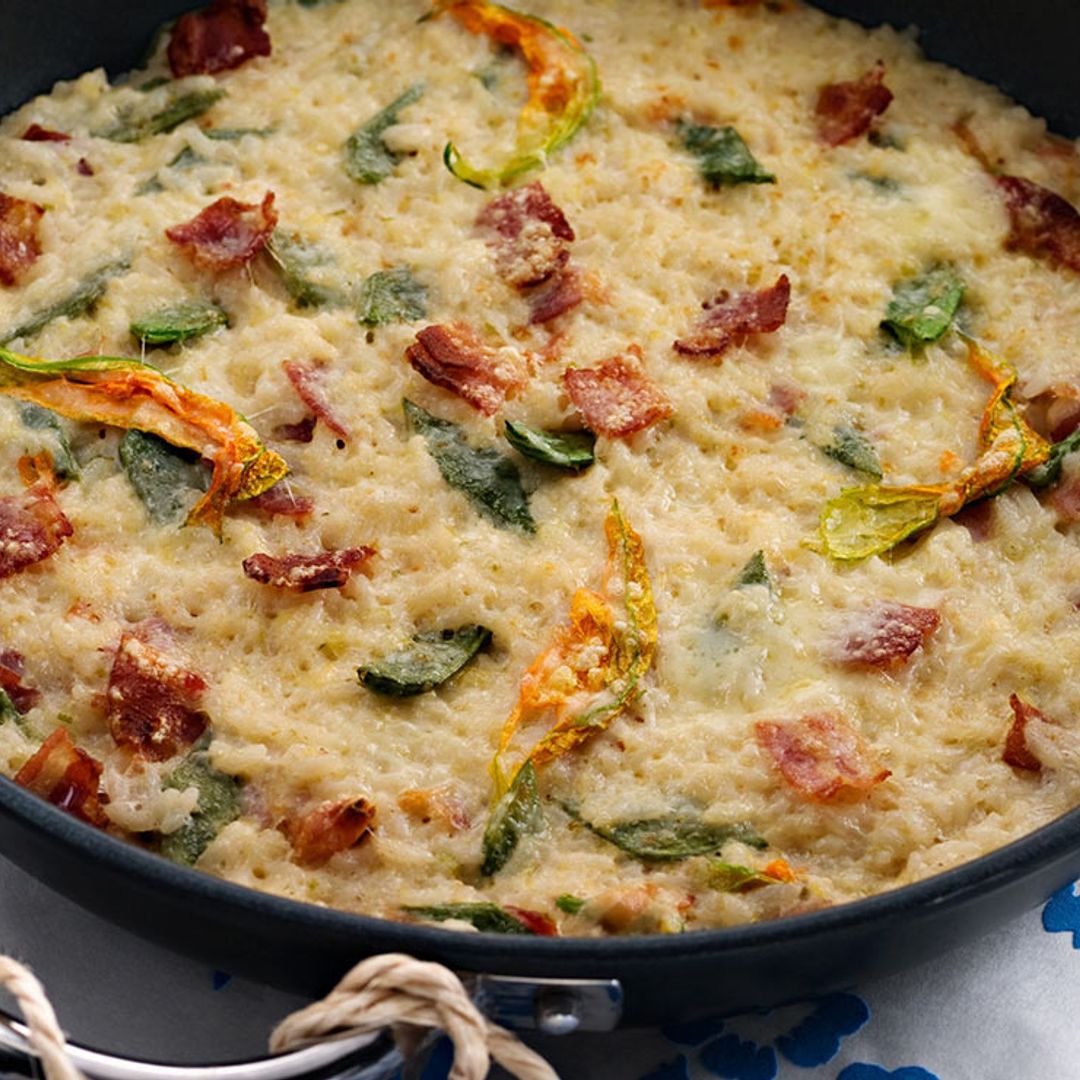 Arroz meloso con panceta ahumada, vainas y flores de calabacín