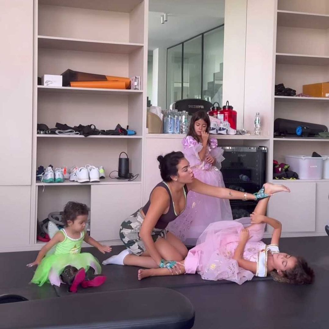 Georgina Rodríguez con sus hijas haciendo ejercicio