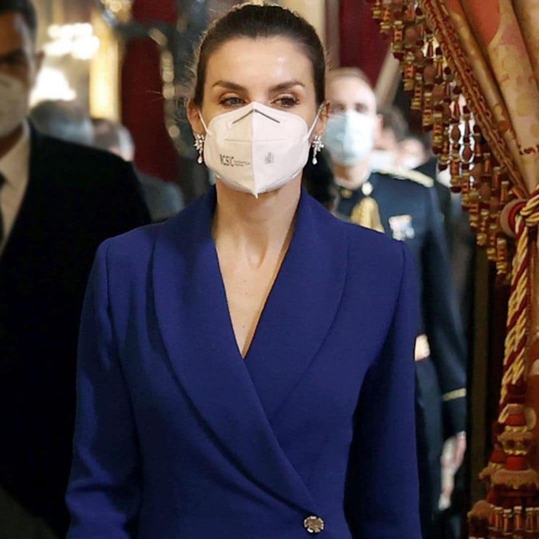 Doña Letizia vuelve a vestirse de largo y recupera su espectacular vestido-blazer de efecto 'fit'