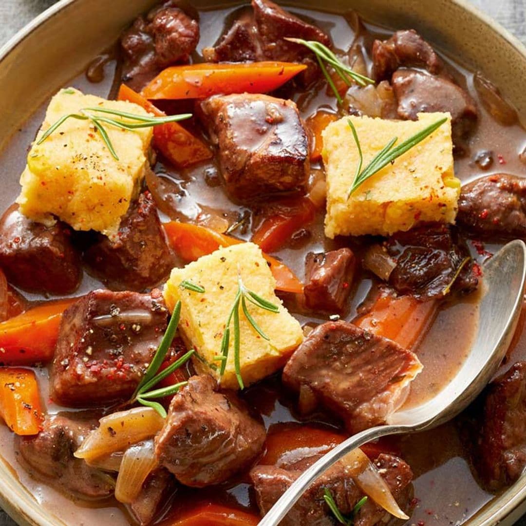 'Goulash' de jabalí con polenta y coles de Bruselas