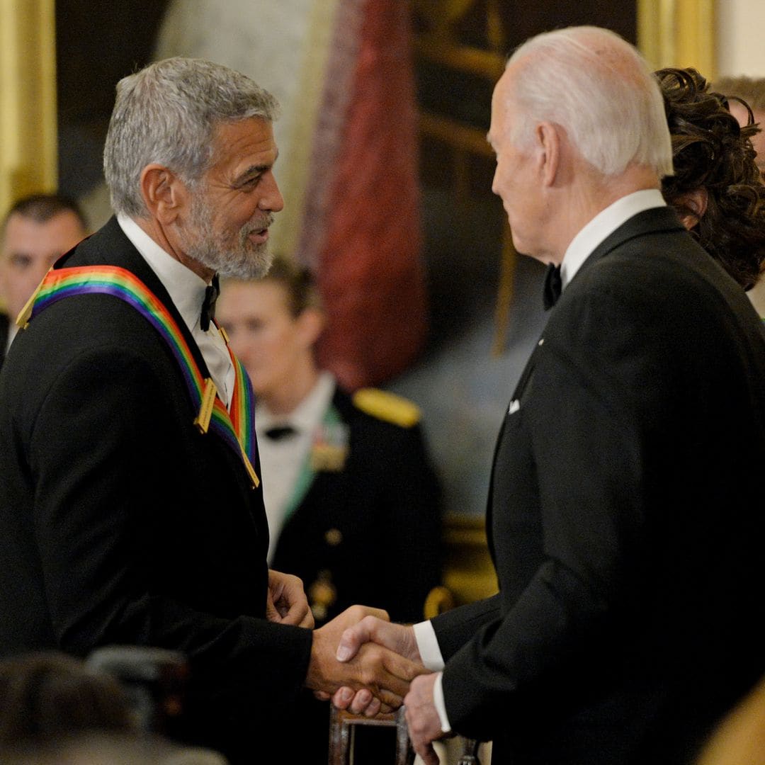 HOLA 4185 George Clooney saludando a Joe Biden