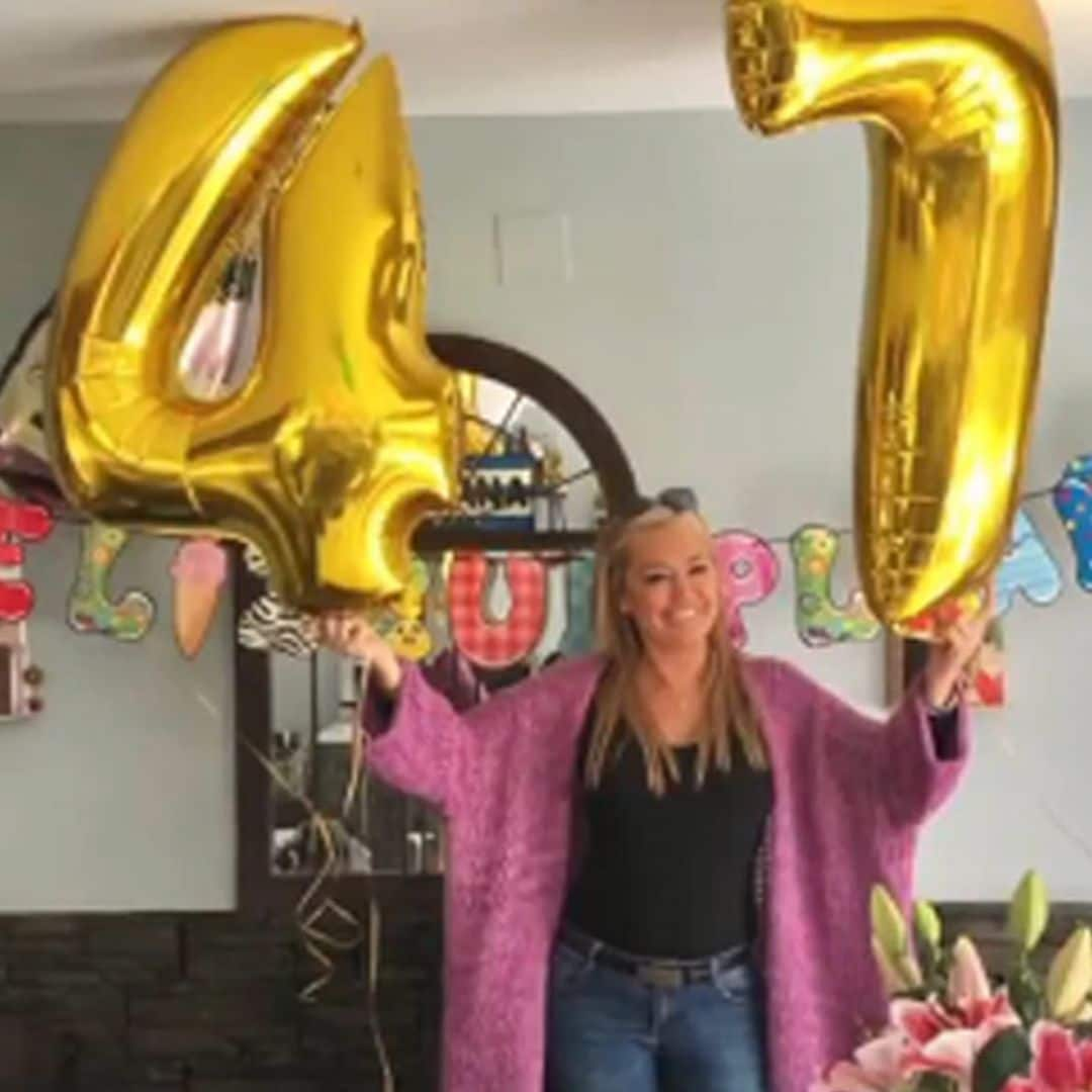 Globos, flores y mucha felicidad en la íntima fiesta de cumpleaños de Belén Esteban