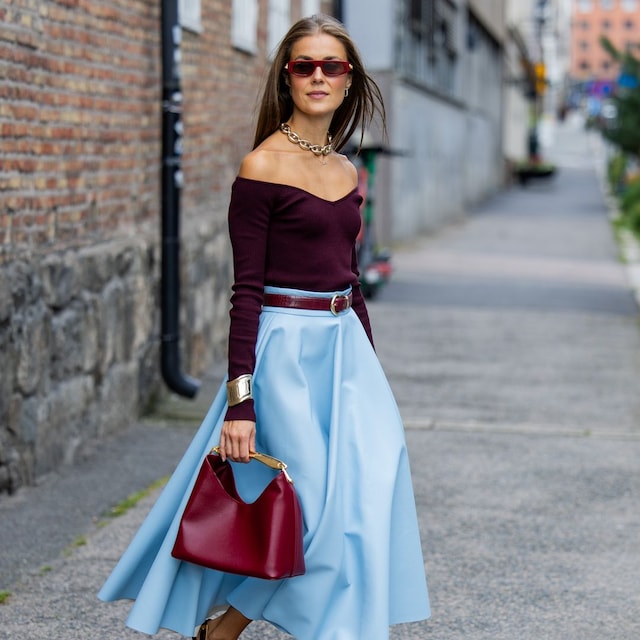 Jersey, kitten heels y bolso granate con falda azul cielo