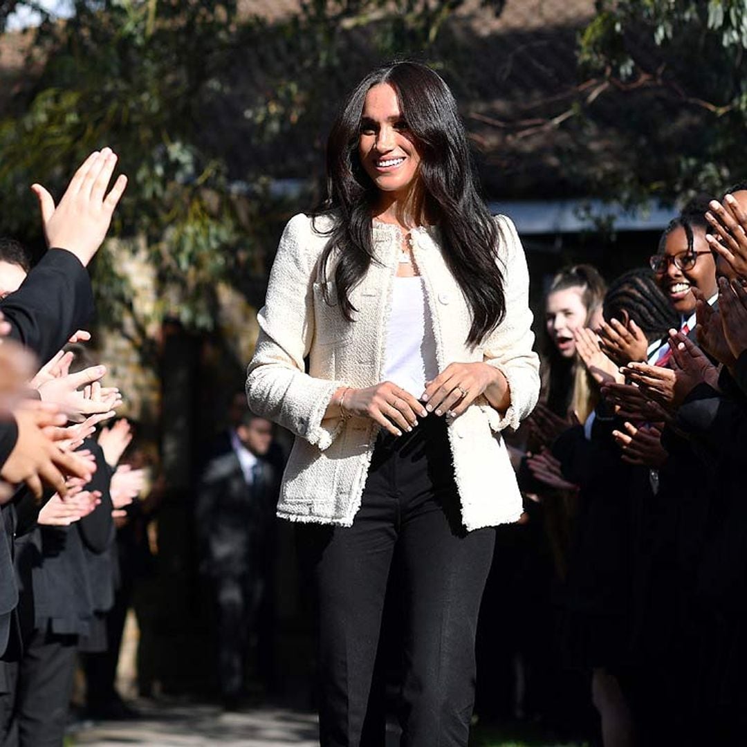 El inspirador discurso por la igualdad de la duquesa de Sussex en su visita sorpresa a un colegio