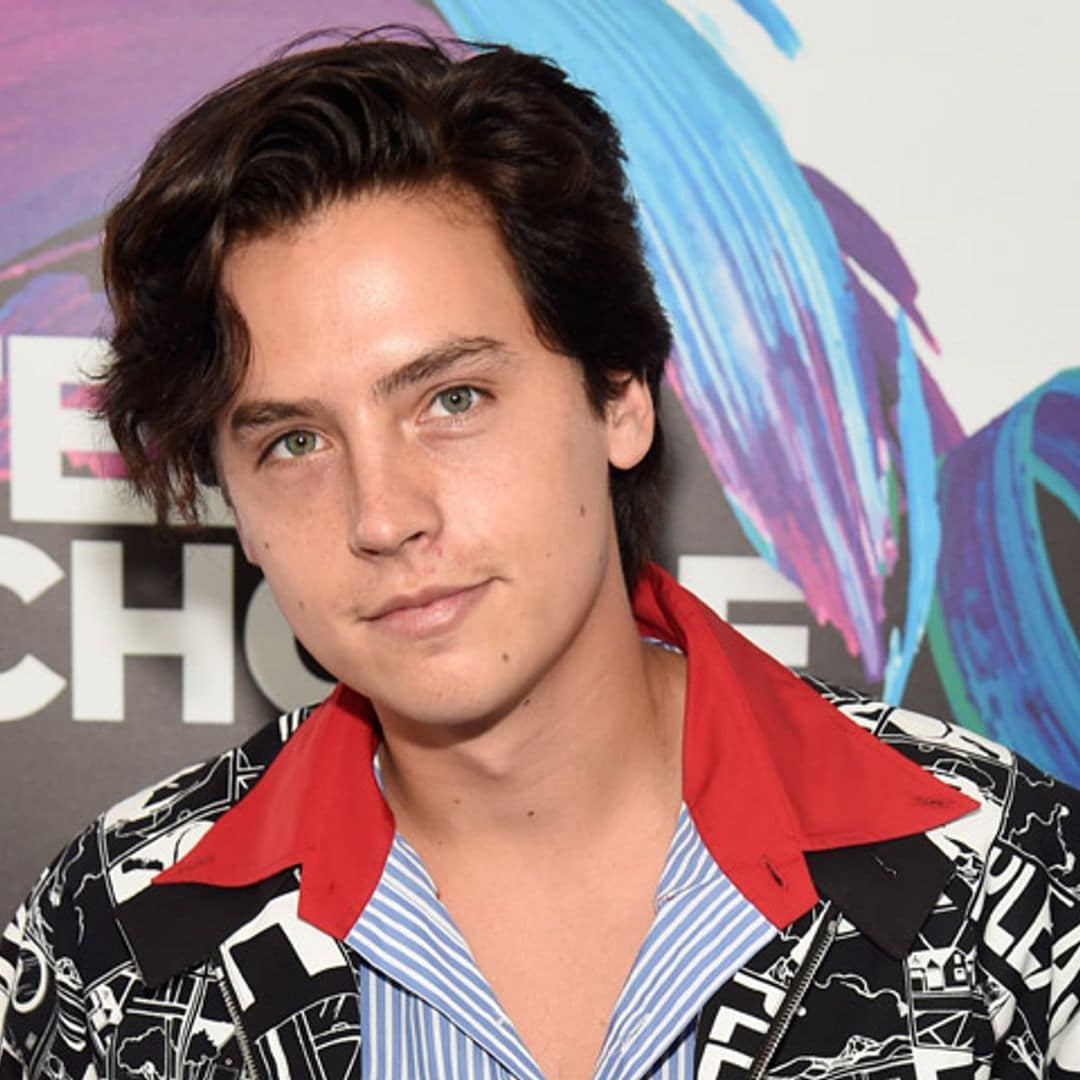 Consigue el estilo de Cole Sprouse con las camisas más audaces de la temporada